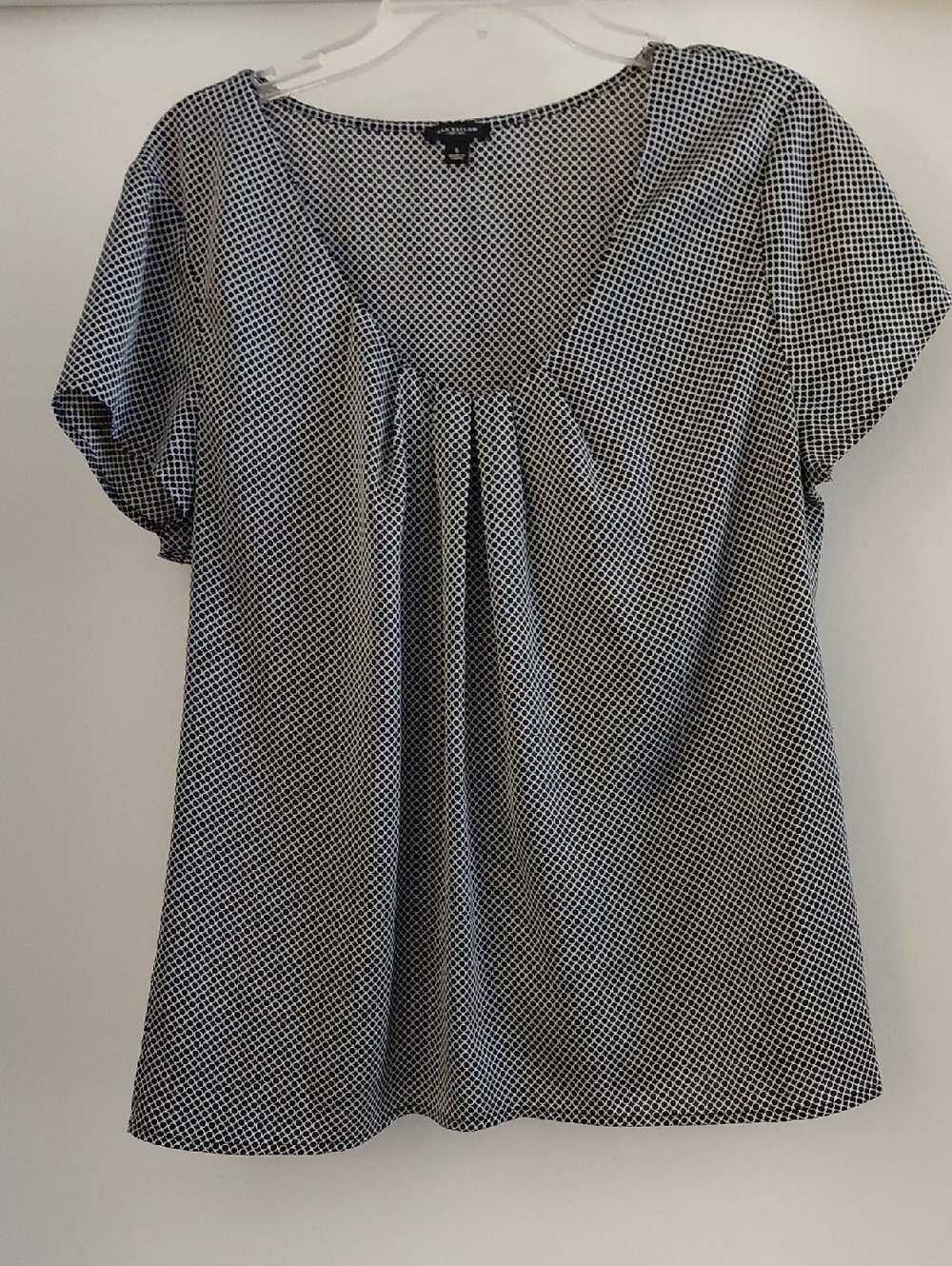 Express Black & White Geometric Scoop Neck Blouse